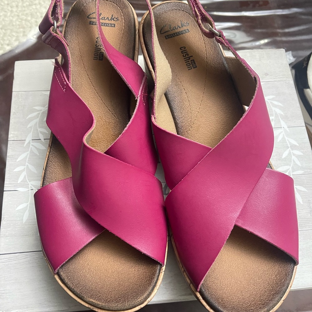 Clarks Women's Fuchsia Cross-Strap Sandals size 11